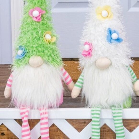 Fuzzy Flower Hat Gnome - Picture 1 of 4
